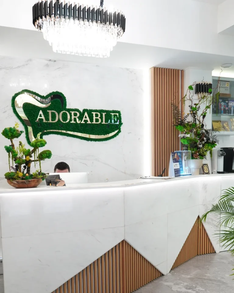 Recepția clinicii Adorable Dentistry din Brăila, cu logo-ul Adorable pe peretele de marmură